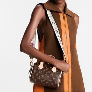 Lv strap 
Only selling the strap not the bag ..
Adjustable strap new never used